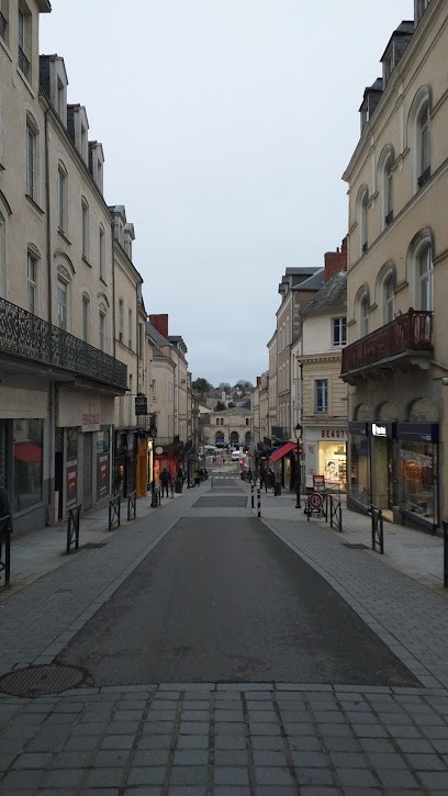 Pierre Henri, Magasin de Vêtements à Laval