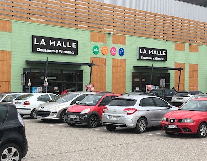 La Halle Voiron Za Des Blanchisseries, Magasin de Vêtements à Voiron