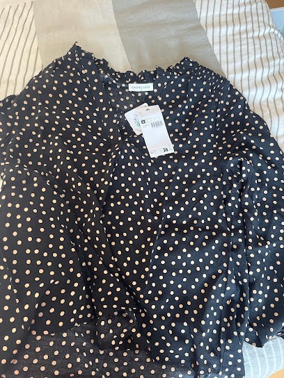 Cache Cache, Magasin de Vêtements à Agneaux