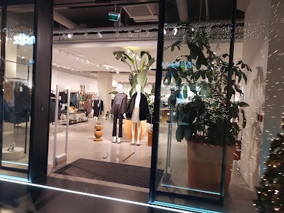 MANGO, Magasin de Vêtements à Plaisir