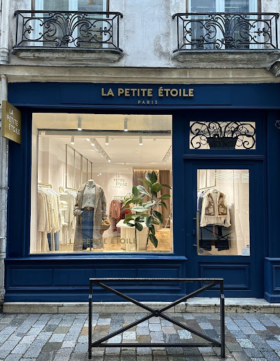 La Petite Étoile Paris - Rue De L'annonciation Magasin De Vêtements à Paris 16