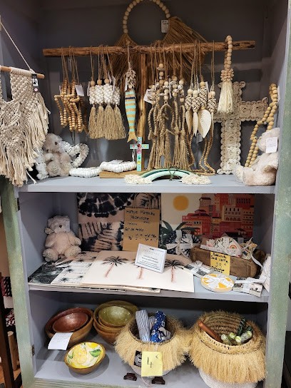 Cocoon Vallon 9 Avenue Jean Jaurès 07150 Vallon Pont D'Arc Et Le 9 Avenue Jean Jaurès, Magasin de Vêtements à Vallon-Pont-d'Arc