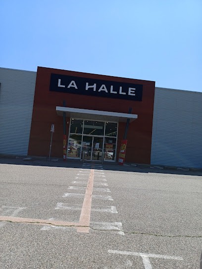 Halle Shoes & Leather Goods, Magasin de Vêtements à La Mure