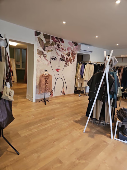 Lou By Lou, Magasin De Vêtements à la Machine