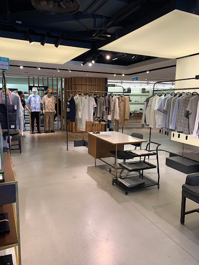 Thom Browne. Corner (Printemps) Magasin De Vêtements à Paris 09