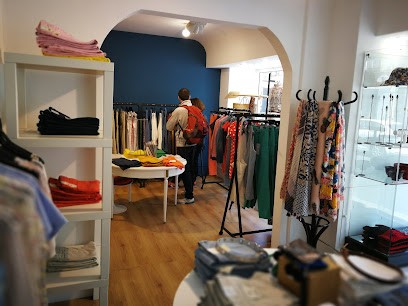 Avenue V, Magasin de Vêtements à Étretat