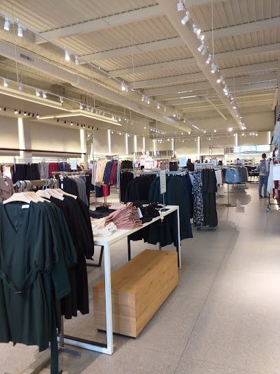 MANGO, Magasin de Vêtements à Langueux