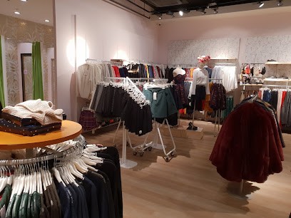 NAF NAF, Magasin de Vêtements à Beynost