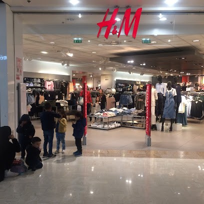 H&M, Magasin de Vêtements à Étrembières