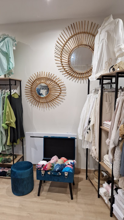 Aux Folie's De Sophie Magasin De Vêtements à la Loupe