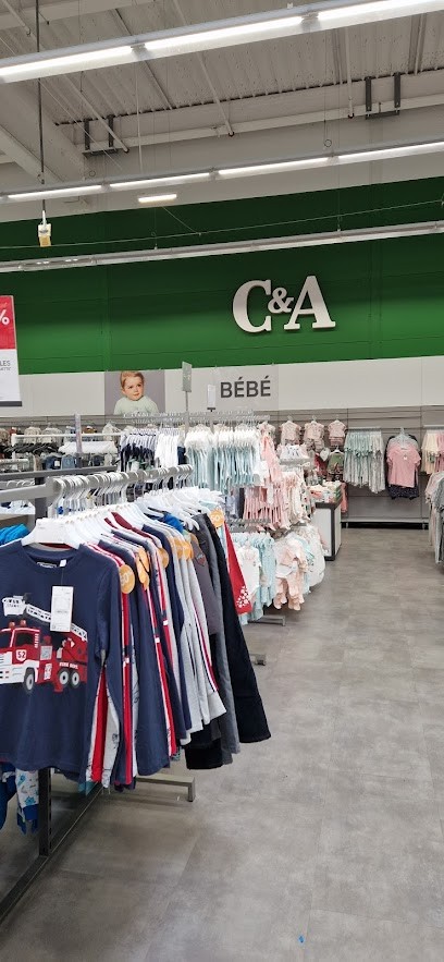 Corner C&A Dans L'Hypermarché Géant, Magasin de Vêtements à Hyères
