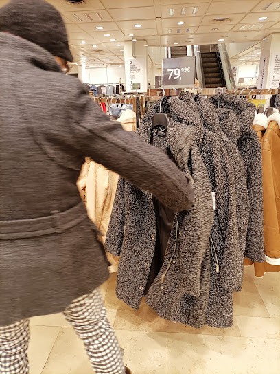 C&A, Magasin de Vêtements à Marseille 11