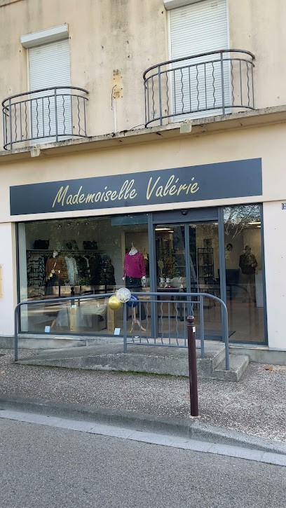 Mademoiselle Valérie, Magasin de Vêtements à Saint-Étienne-du-Grès