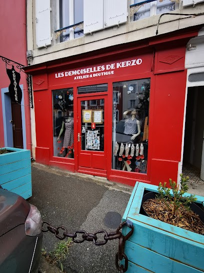 Les Demoiselles de Kerzo, Magasin de Vêtements au Palais