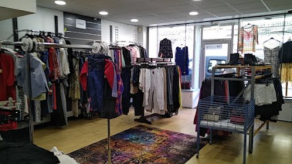 LE NID artisanat breton et friperie, Magasin de Vêtements à Rostrenen