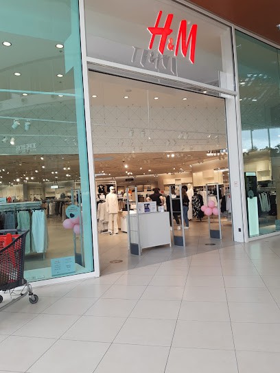 H&M, Magasin de Vêtements à Mont-Saint-Martin