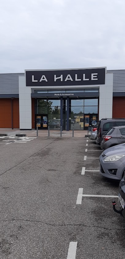 La Halle L'isle D'abeau Zac Des Sayes, Magasin de Vêtements à L'Isle-d'Abeau