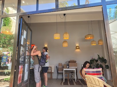 dimanche, Magasin de Vêtements à Mirmande