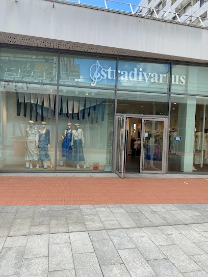 Stradivarius, Magasin de Vêtements à Saint-Nazaire