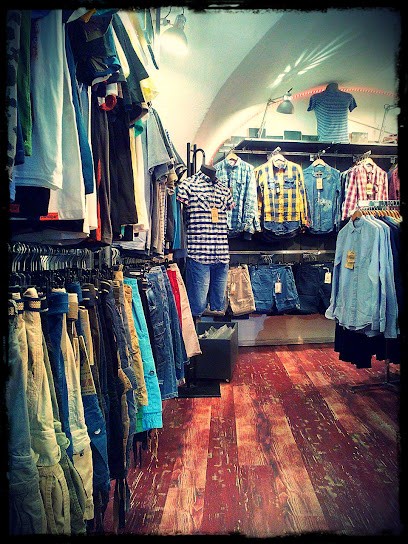 One And One, Magasin de Vêtements à Vallon-Pont-d'Arc