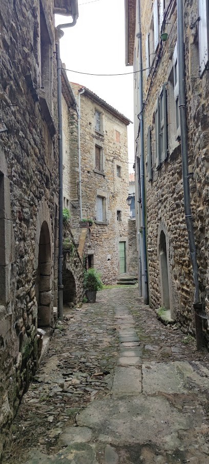 Magasin De L'Atelière, Magasin de Vêtements aux Vans