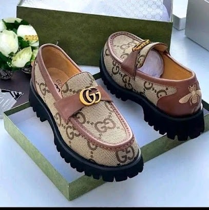 Habits et sneakers de marque, Magasin de Vêtements à Strasbourg