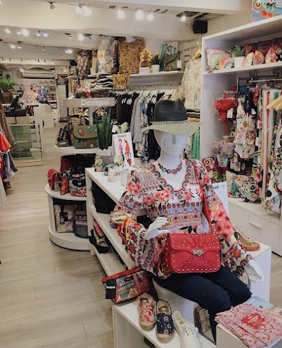 Tsara Mada-Kamo, Magasin de Vêtements au Castellet