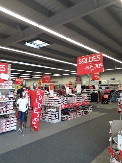 Magasin DistriCenter Château du Loir/Vouvray sur Loir, Magasin de Vêtements à Beaumont-Pied-de-Boeuf