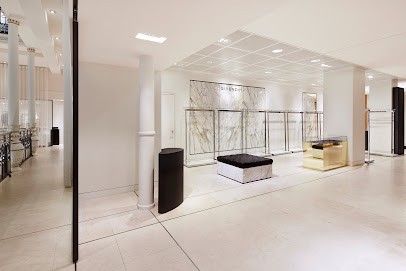 Givenchy, Magasin de Vêtements à Paris 07