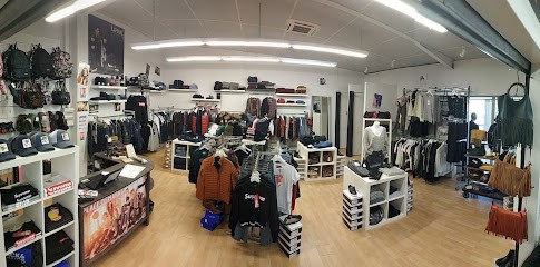 Place Demarke Lombez, Magasin de Vêtements à Lombez